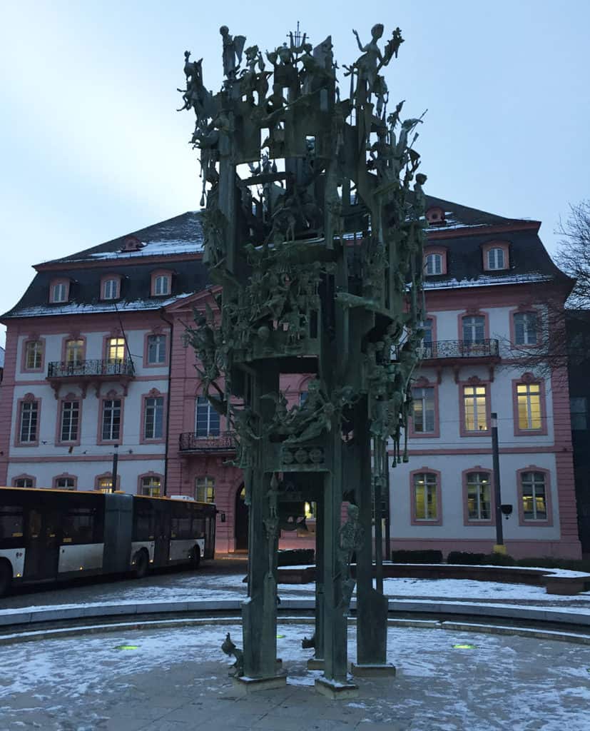 Mainz Fastnachtsbrunnen mit Vater Rhein und Till Eulenspiegel und der Mogontia