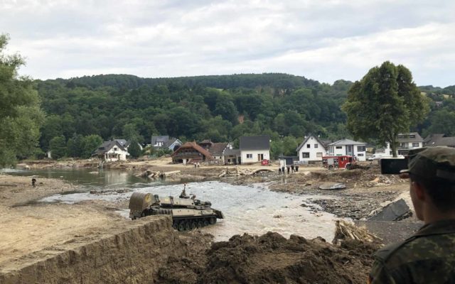 Detektei Apex Detektive weist Mitarbeiter im Außeneinsatz in betroffenen Gebieten der Überflutungen an, verstärkt auf mögliche Diebstähle und Plünderungen zu achten