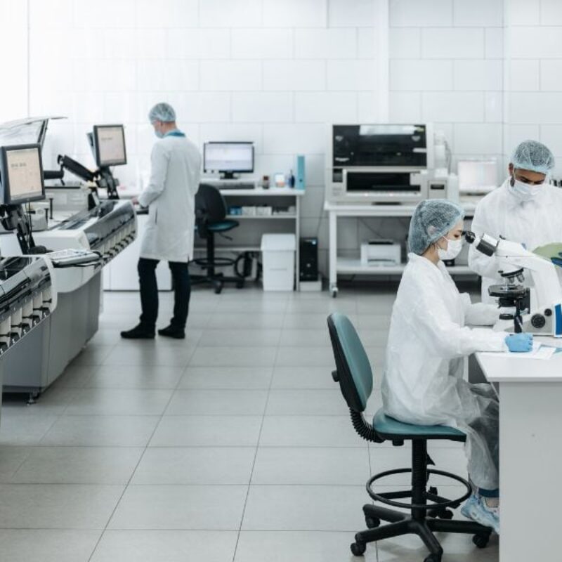 Arbeit in einem Labor mit Detektiven. Apex ESI
